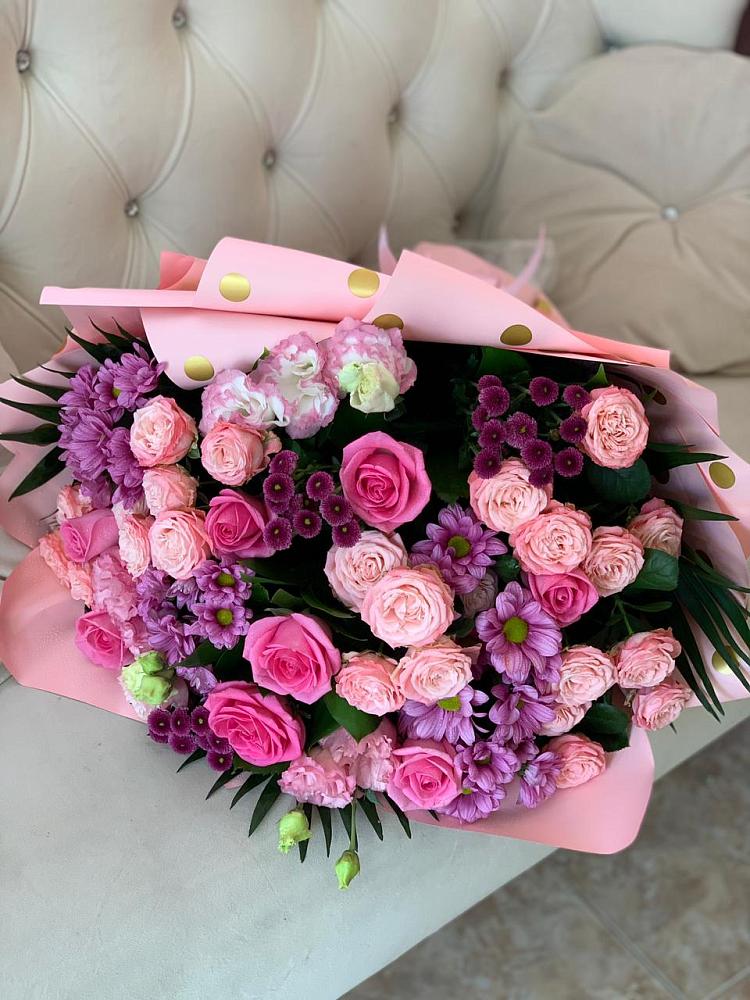 Букет цветов из: Хризантемы, Розы и Лизиантусы в Песь