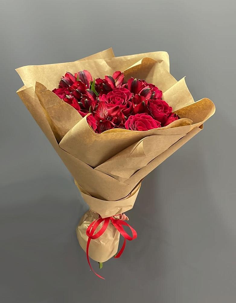 Букет цветов из: Альстромерии и Розы в Песь