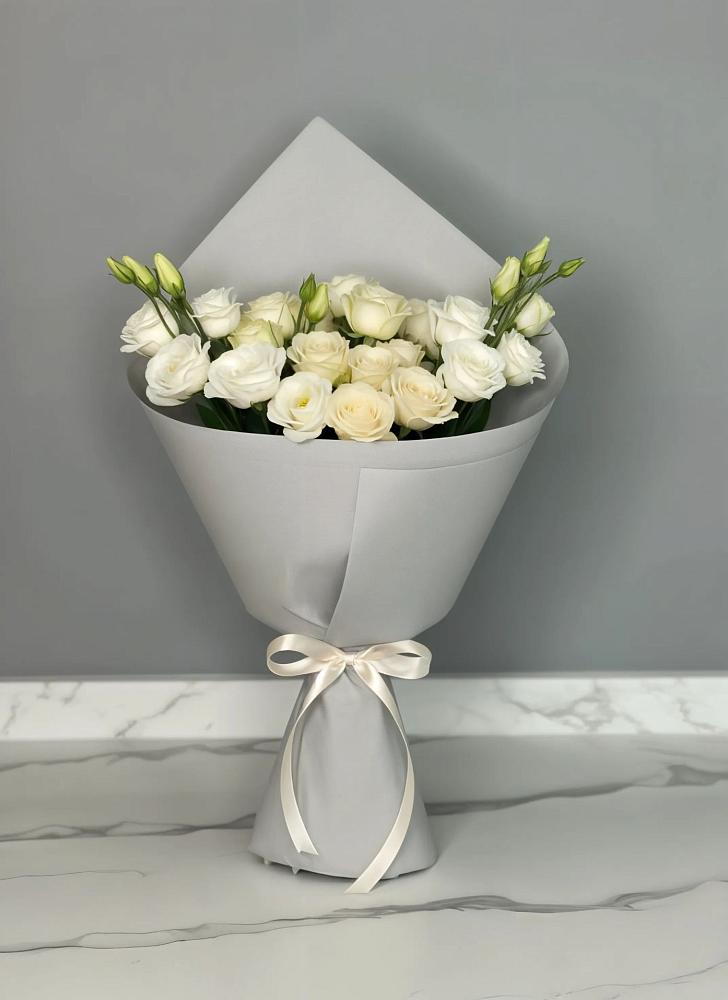 Букет цветов из: Розы и Лизиантусы в Песь