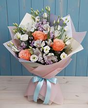 Букет цветов из:  Лизиантусы, Розы, Альстромерии и Гипсофила в Песь