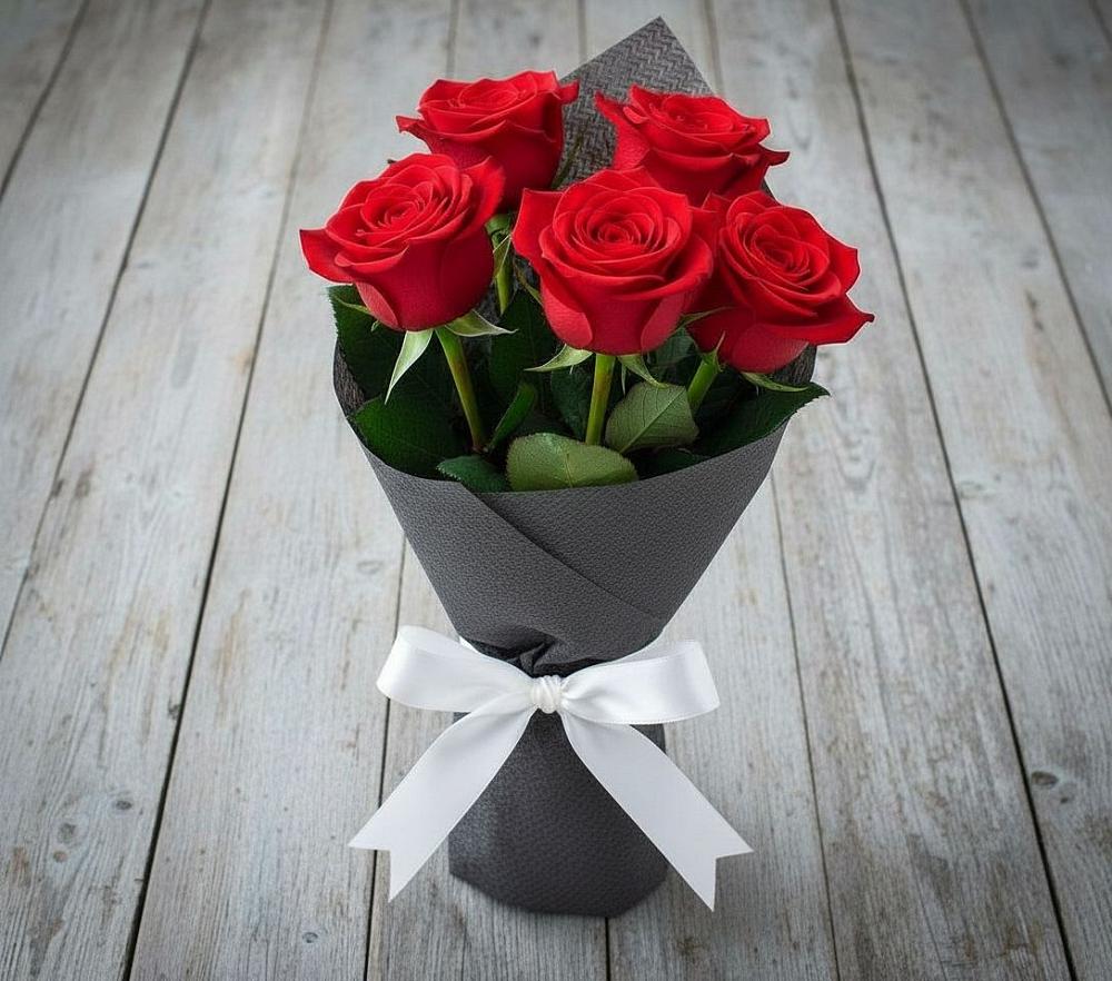 Букет 5 Красных роз Эдлесс Лав в Песь