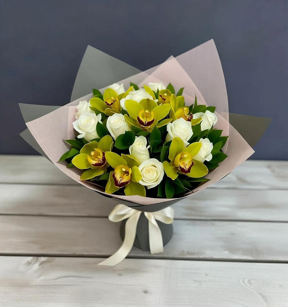 Букет цветов из: Орхидеи и Розы в Песь