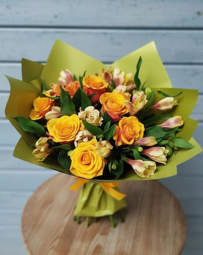 Букет цветов из: Альстромерии и Розы в Песь