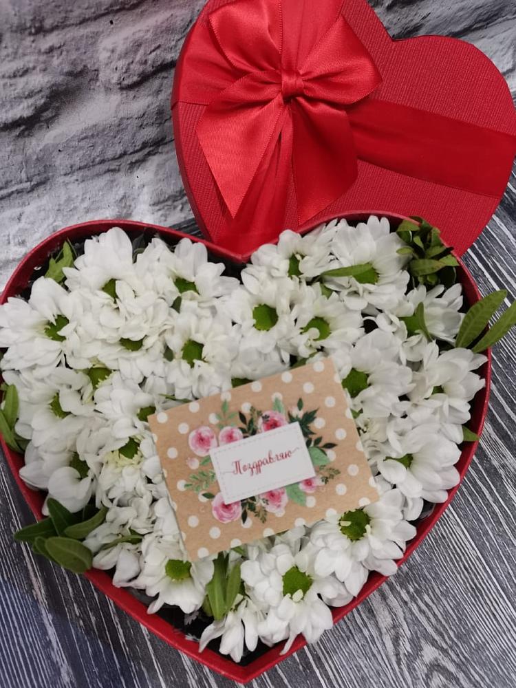 Цветочная композиция из Хризантемы в виде сердца в Песь